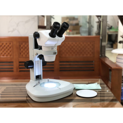 Kinh hien vi soi noi de den rong 2 mat SZM7045-B3 (hình 2).jpg